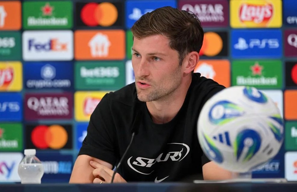 有奖杯在等, 几位教练手