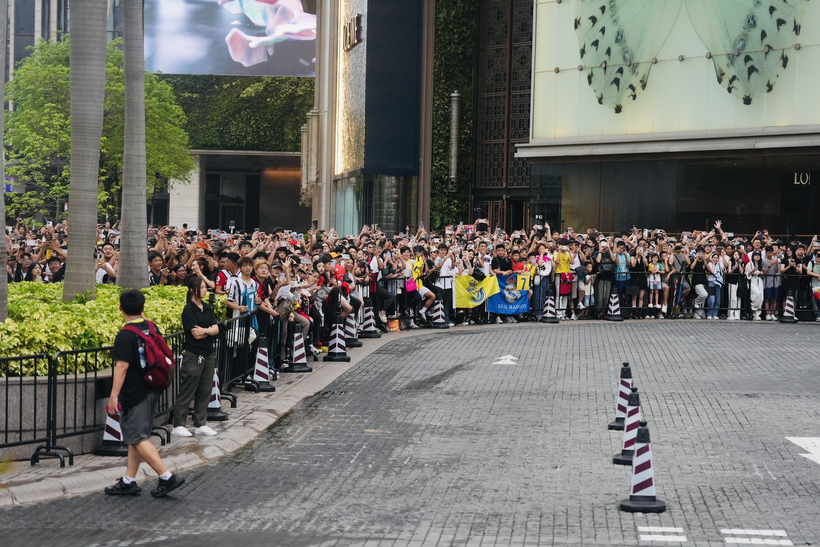 可以看到许, 大巴的照片
