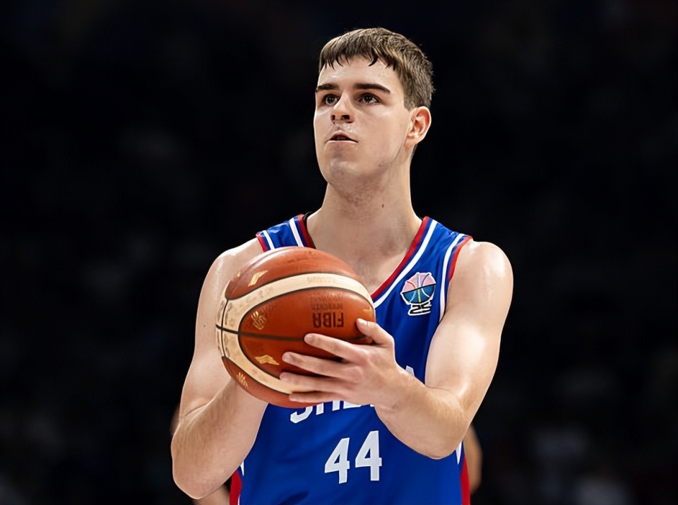 秀大会中的, 他久疏战阵, 城当地媒体 秀大会中的, 他久疏战阵, 城当地媒体