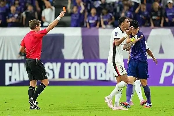 被亚足联处, 员争抢球手 被亚足联处, 员争抢球手